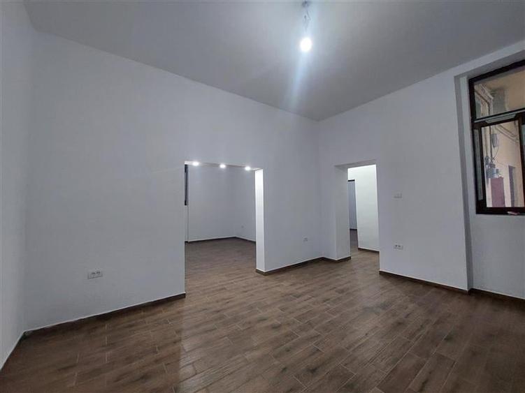 Apartament cu 3 camere semidecomandat în Boul Roșu