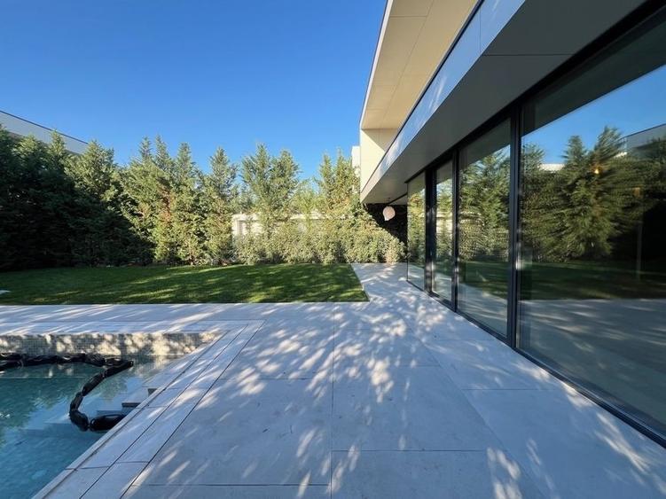 Casă individuală cu 7 camere cu Piscina în Iancu Nicolae