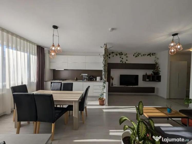 Apartament cu 3 camere semidecomandat în Florești