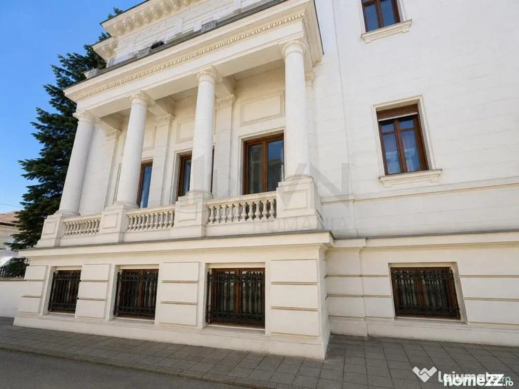 Casă cu 11 camere cu Teren 2100 Mp în Romană