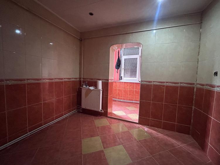 Apartament cu 3 camere decomandat în Buzaului
