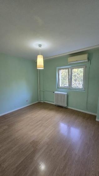 Apartament cu 4 camere semidecomandat, mobilat în Tei