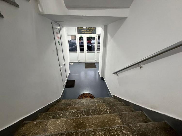 Apartament cu 3 camere semidecomandat, mobilat în Tei