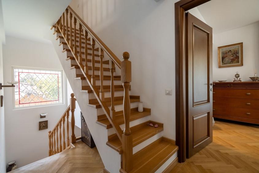 Casă individuală, elegantă, discretă, lumină naturală și confort autentic - 38