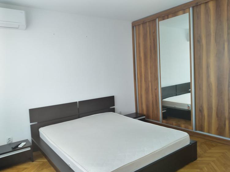 Apartament cu 3 camere semidecomandat în Sala Palatului
