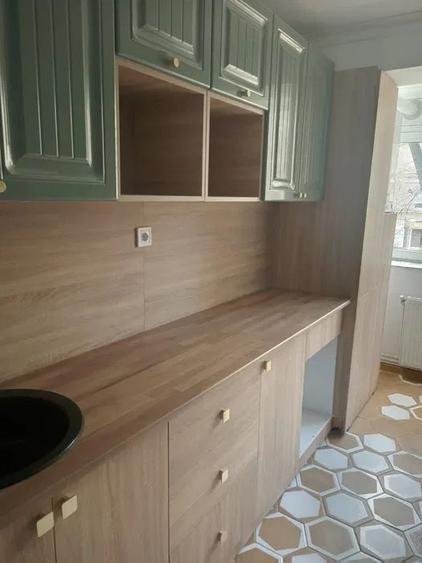 Apartament cu 3 camere semidecomandat, mobilat în Mazepa 1
