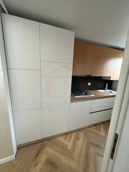 Apartament cu 3 camere semidecomandat, mobilat în Central