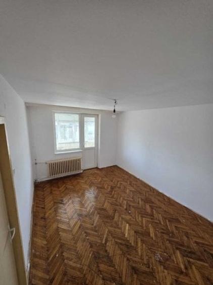 Apartament cu 2 camere decomandat în Far