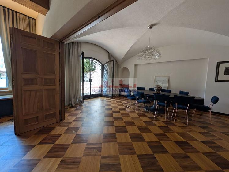 Casă individuală cu 9 camere cu Canalizare în Dacia