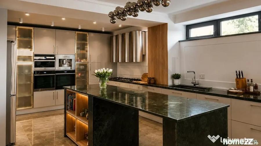 Casă cu 7 camere cu Teren 450 Mp în 1 Mai