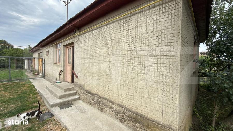 Casă cu 4 camere decomandat în Cărășeu