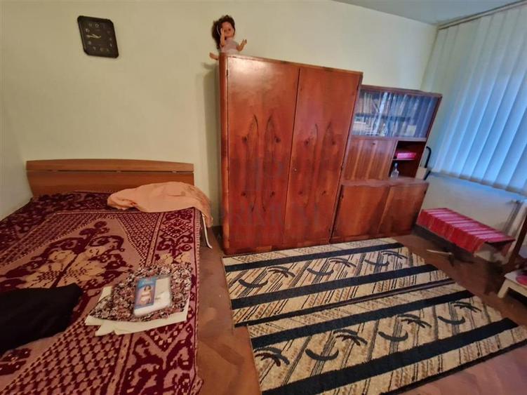 Apartament cu 3 camere semidecomandat, mobilat în Girocului