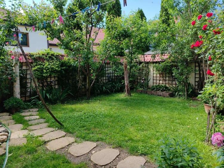 Casă individuală cu 6 camere cu Canalizare în Titulescu