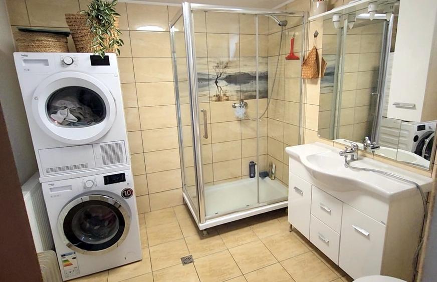 Vila 290mp + 4 spatii comerciale/depozitare, teren 1401 mp, acces DN1 - 12