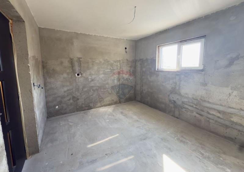 Casă cu 8 camere cu Teren 440 Mp în Central