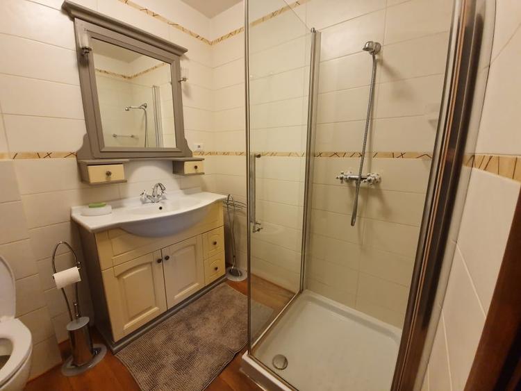 Apartament cu 3 camere semidecomandat în Sisești