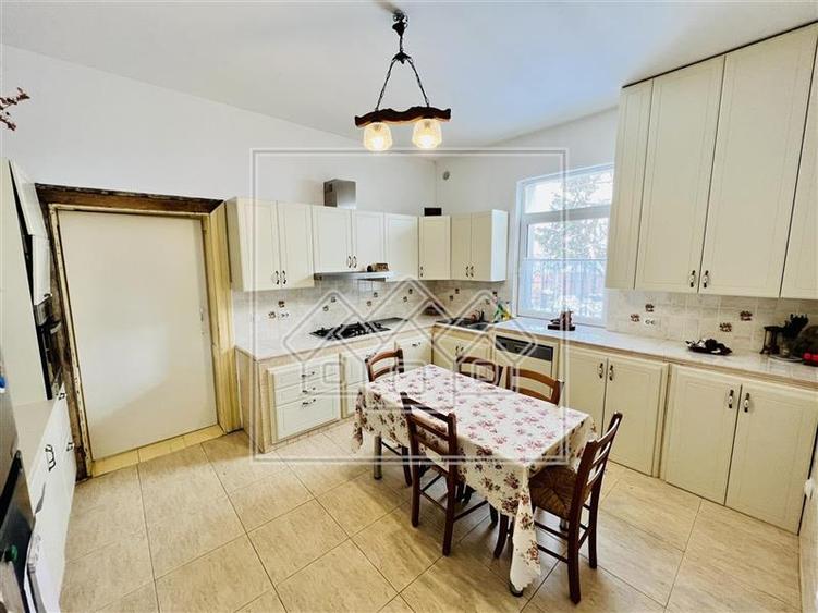 Duplex cu 5 camere cu Canalizare în Lazaret