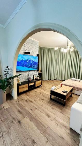 Apartament cu 3 camere semidecomandat, mobilat în Universitate