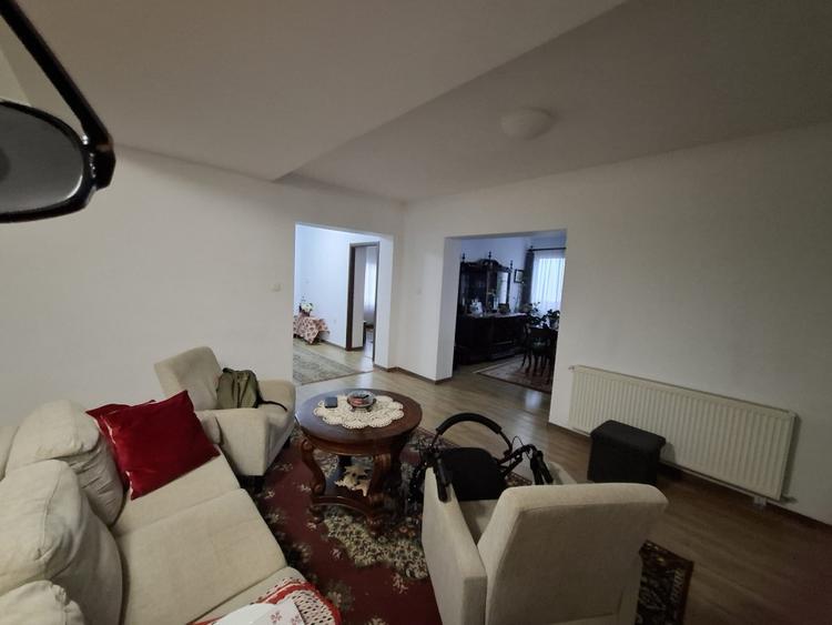 Casă individuală cu 6 camere cu Canalizare în Sânandrei
