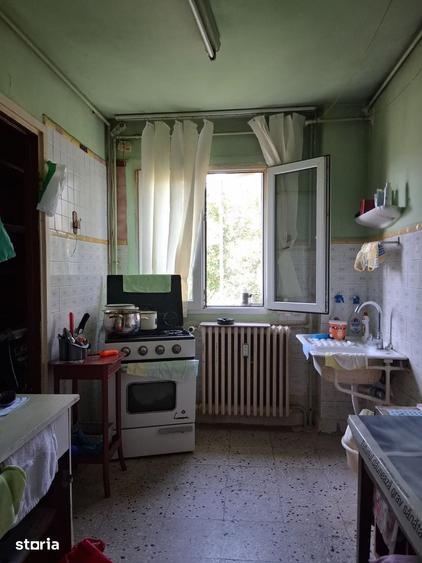 Apartament cu 3 camere decomandat în Titan