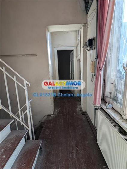 Casă cu 8 camere cu Garaj în Unirii