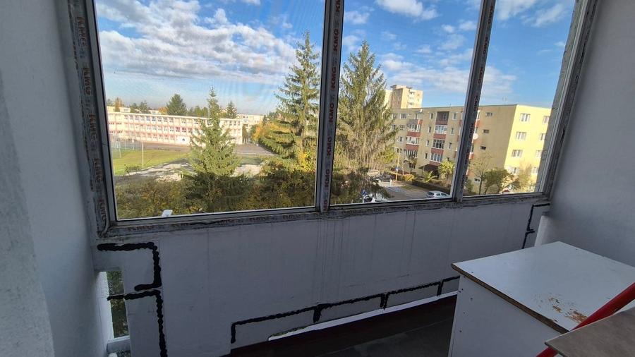 Apartament cu 3 camere semidecomandat în Astra