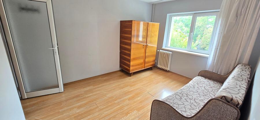 Apartament cu 2 camere semidecomandat în Podu Roș