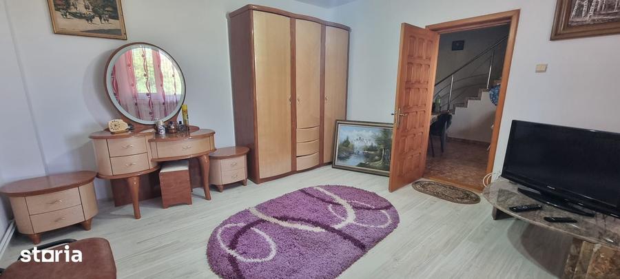 Casă cu 7 camere cu Teren 5000 Mp în Căteasca