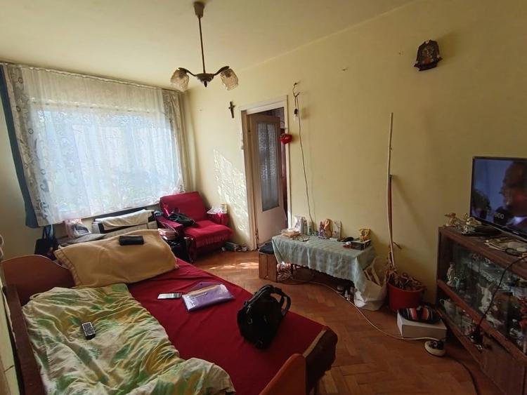 Apartament cu 3 camere semidecomandat, mobilat în Săsar