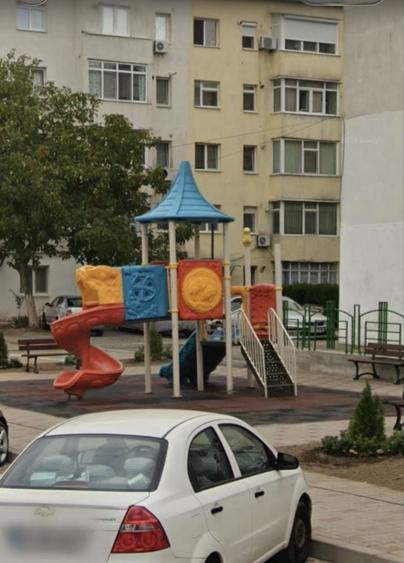 Apartament cu 3 camere semidecomandat în Fetești-Gară