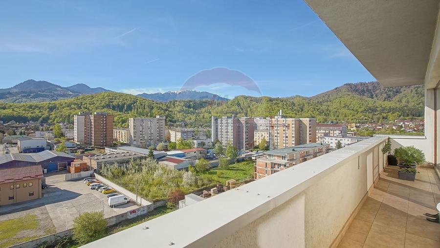 Apartament cu 5 camere decomandat în Noua