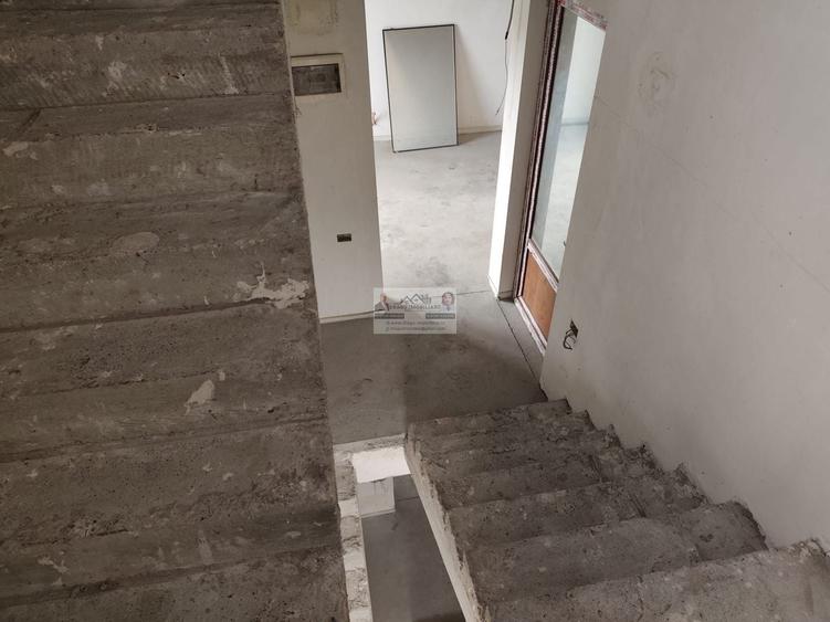 Casă individuală cu 8 camere cu Canalizare în Vest