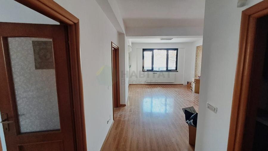 Apartament cu 3 camere semidecomandat în Jiului