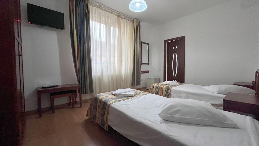 Apartament cu 3 camere decomandat în Astra
