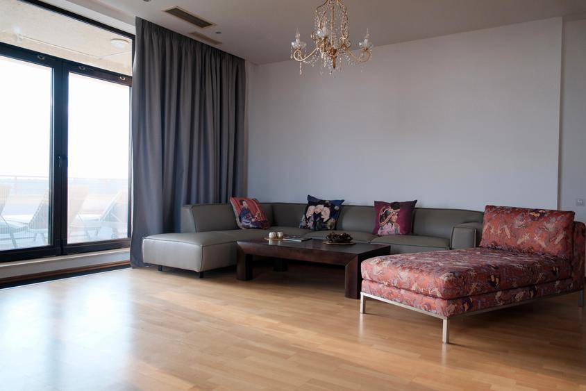 Apartament cu 4 camere decomandat, mobilat în Băneasa
