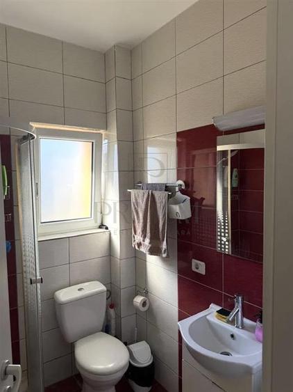 Apartament cu 3 camere semidecomandat, mobilat în Giroc