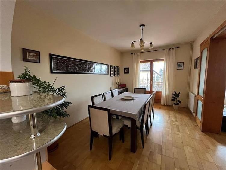 Apartament cu 5 camere decomandat în Platou