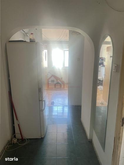 Apartament cu 4 camere decomandat în Tei