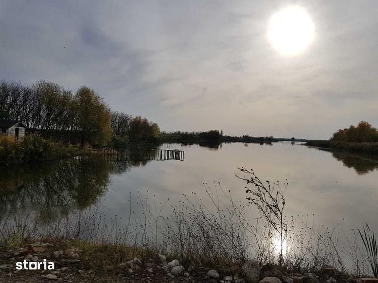 Teren de 400 mp, în Vărăști
