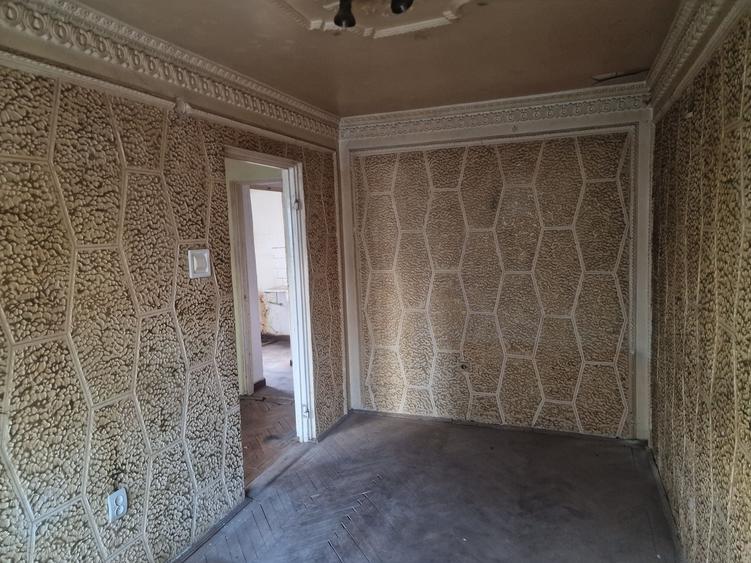 Apartament cu 3 camere semidecomandat în Central