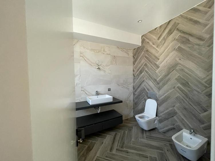 Penthouse cu 5 camere semidecomandat în Barbu Văcărescu