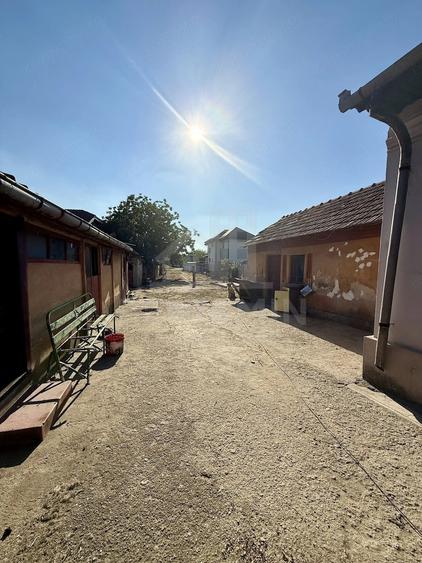 Teren de 1000 mp, în Cernele