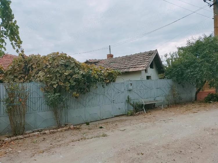 Casă cu Teren 691 Mp în Leu