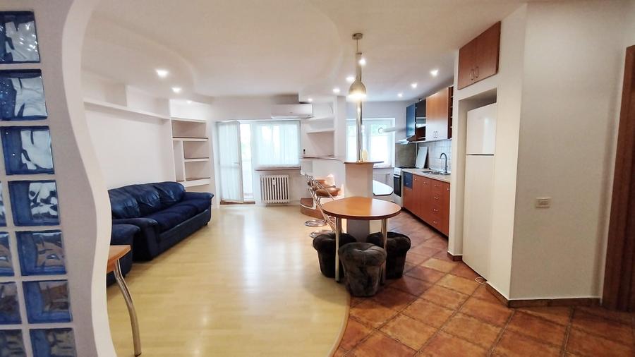 Apartament cu 3 camere semidecomandat în Calea Călărașilor