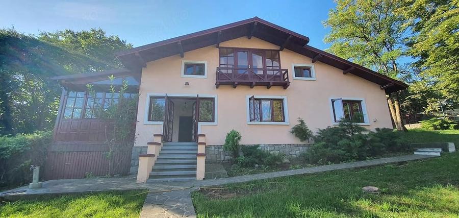 Casă cu Teren 1400 Mp în Central