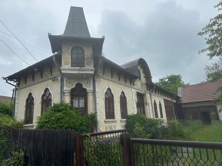 Casă individuală cu 8 camere cu Canalizare în Domnești