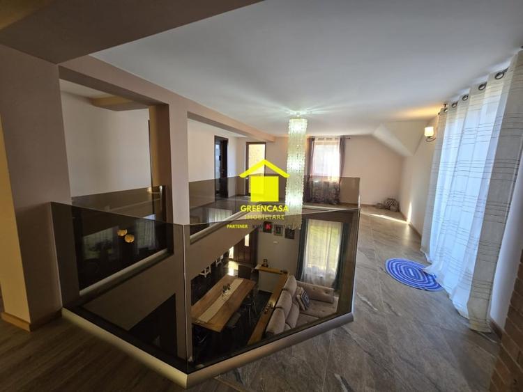 Casă individuală cu 7 camere cu Canalizare în Borhanci