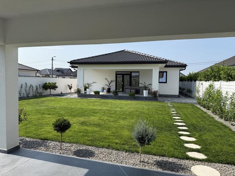 Casă cu 3 camere cu Teren 670 Mp în Exterior Vest