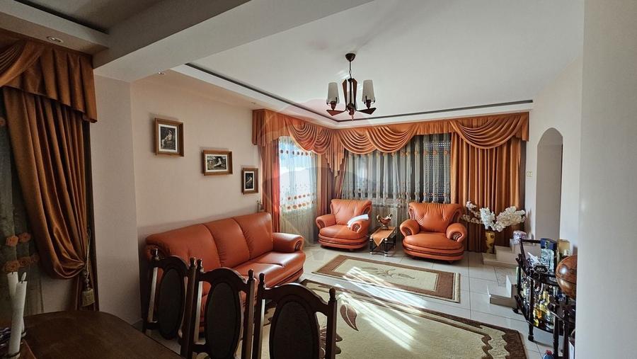 Casă individuală cu 17 camere cu Teren 1080 Mp în Obcini