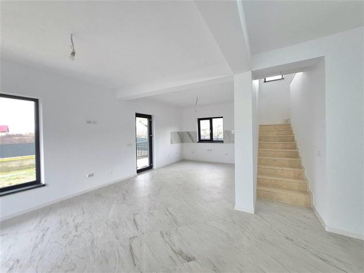 Apartament cu 4 camere decomandat în Lețcani